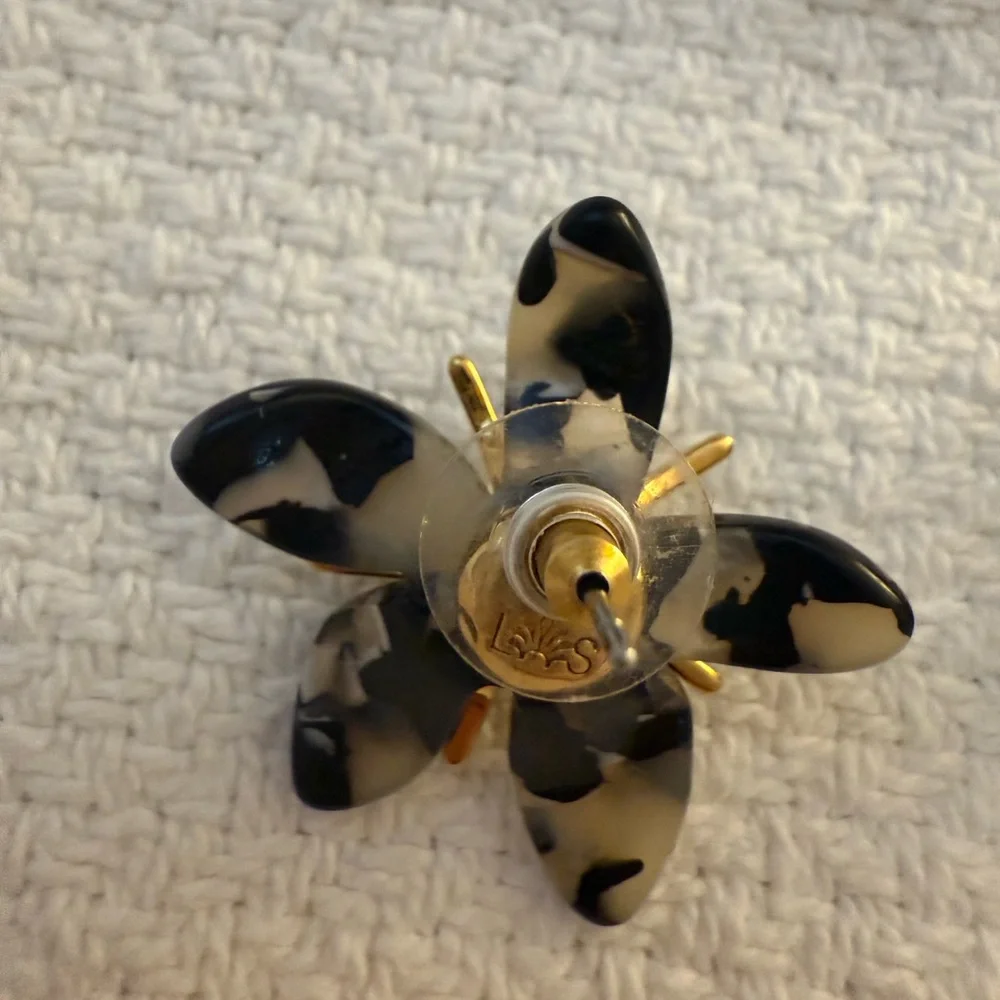 Chic Tortoiseshell Floral Statement Earrings - Gold Tone Detail - Picture 3 of 5